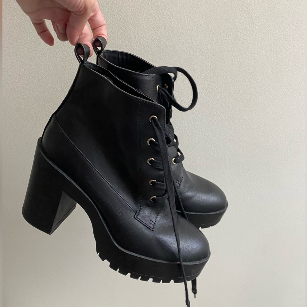 Forever 21 black platform Boots !